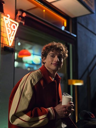 2025韓星愛用同款手機盤點！三星小王子Felix最愛「這台」、ATEEZ潤浩拿iPhone 17 Pro狂曬自拍！-10