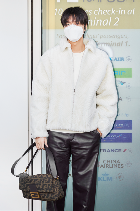野生「長腿男神」許光漢、李敏鎬太帥！現身機場飛米蘭出席FENDI大秀！-7