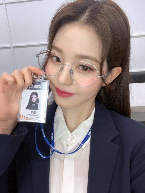 韓網熱議5位「天生眼鏡臉」女愛豆！Winter嬰兒巴掌臉、張員瑛露額戴眼鏡根本AI！-5