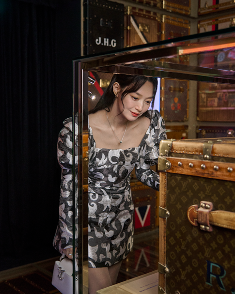 雙喜臨門！申敏兒新婚後再拿下LV代言！真不愧是事業、愛情兩得意的最美新娘子！-5