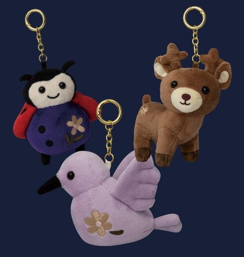 2025美妝界吹起「Jellycat風吊飾潮」！歐舒丹、PRADA、海洋拉娜都有超萌盲盒，收藏控全面失守年度最可愛風潮！-7