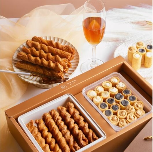 2026新年禮盒推薦懶人包！承繼焦糖起司蛋糕+香草鳳梨酥太欠吃、LADY M禮盒還附小馬吊飾可愛翻！-16