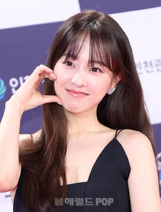 2024青龍系列大獎紅毯女神出爐！韓媒狂讚最美主持人潤娥、朴寶英極致美貌，薇娟花苞短裙現身、大秀美腿！-9