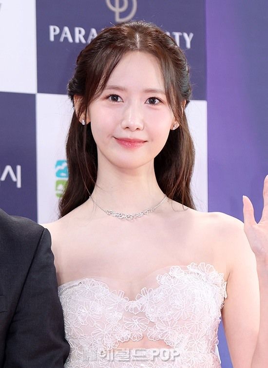 2024青龍系列大獎紅毯女神出爐！韓媒狂讚最美主持人潤娥、朴寶英極致美貌，薇娟花苞短裙現身、大秀美腿！-2