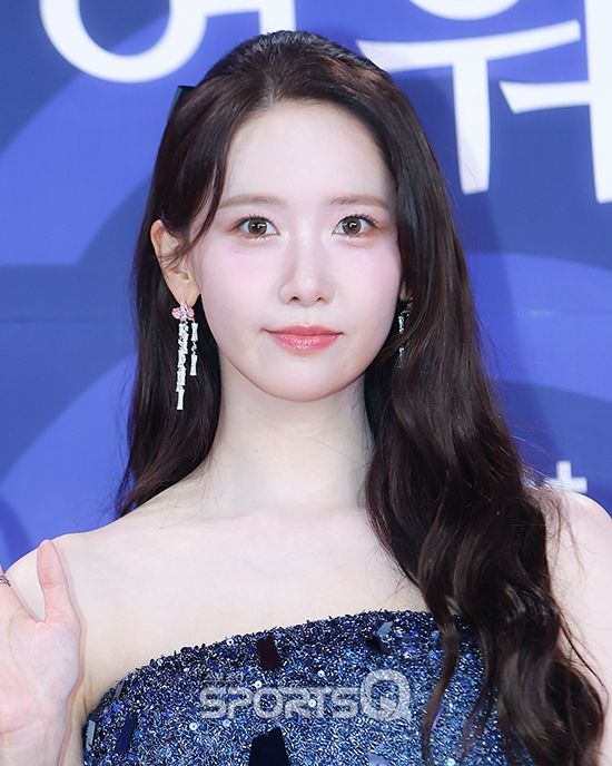 2025青龍系列大獎紅毯女神出爐！IU仙女降臨、惠利S Line美背韓媒讚爆、潤娥連跌倒都美得零死角！-3