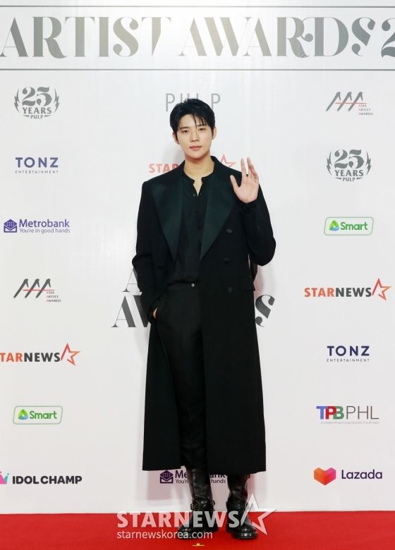 2023AAA亞洲明星盛典紅毯男神降臨!安孝燮、李俊昊俐落正裝帥翻天,金宣虎臉頰愛心太可愛!-1