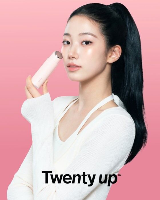 韓女醫美後、日常保養都必用！THOME官宣Kazuha新代言，專為20世代設計「好膚質」美容儀，痘痘肌、妝前都能用！-4