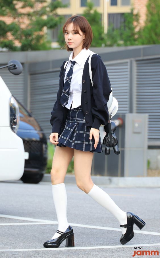 aespa曬畢業照？！Karina、Winter穿制服誇張美，網友：好希望是我同學喔！-10