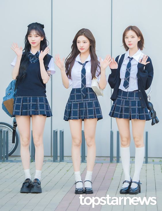 aespa曬畢業照？！Karina、Winter穿制服誇張美，網友：好希望是我同學喔！-12
