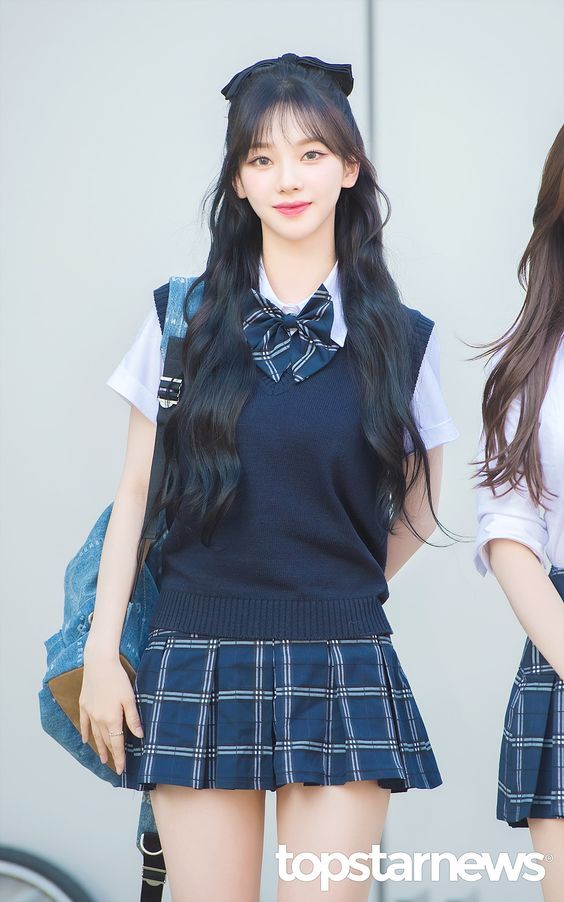 aespa曬畢業照？！Karina、Winter穿制服誇張美，網友：好希望是我同學喔！-5