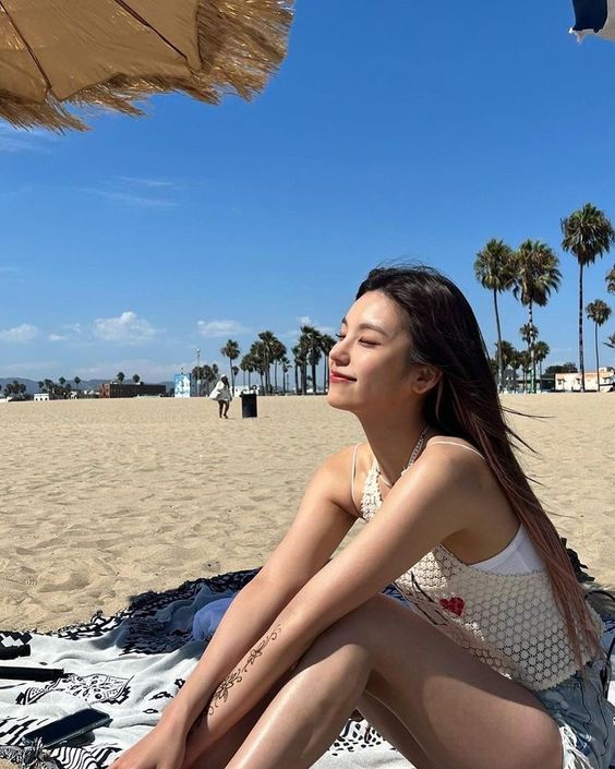 韓星去海島度假都怎麼拍？偷師aespa Karina、金惠奫5招海邊拍照姿勢，隨便拍都超有氛圍感！-12
