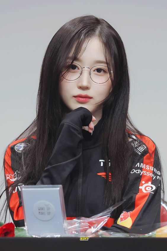 韓網票選最美「眼鏡女神」TOP7！子瑜、Winter知性美爆發，安俞真根本就是學霸！-3