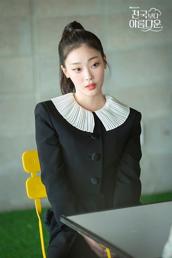 Netflix《比天堂還美麗》高冷貓貓「崔熙真」是誰？私下是狗派、淡顏系穿搭比劇裡更美？！-3
