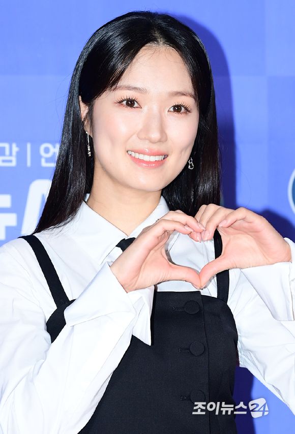 是成熟版小率公主！金惠奫穿「女強人套裝」去領獎啦！身上珠寶品牌也搶進駐了！-4