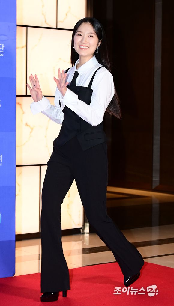 是成熟版小率公主！金惠奫穿「女強人套裝」去領獎啦！身上珠寶品牌也搶進駐了！-5