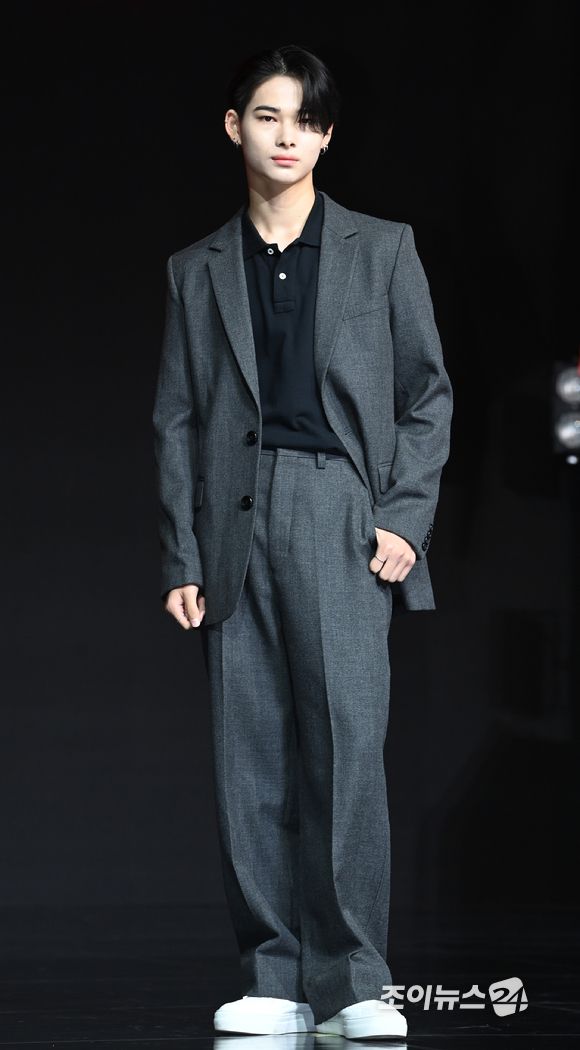 韓網瘋傳HYBE旗下男偶像身高排名TOP5公開！MARTIN被封巨人擔當，秀彬、珉奎都是長腿男神！-4