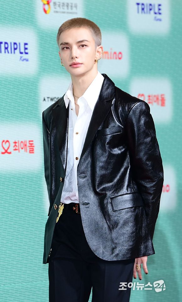 韓網熱議6大KPOP男偶像傳奇紅毯照！成訓、車銀優化身白馬王子，鉉辰平頭亮相震撼全網！-6