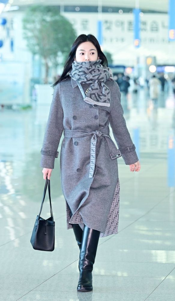 女神出發了！宋慧喬現身機場前往巴黎FENDI大秀！手拎「變形包」價格很可以！-7
