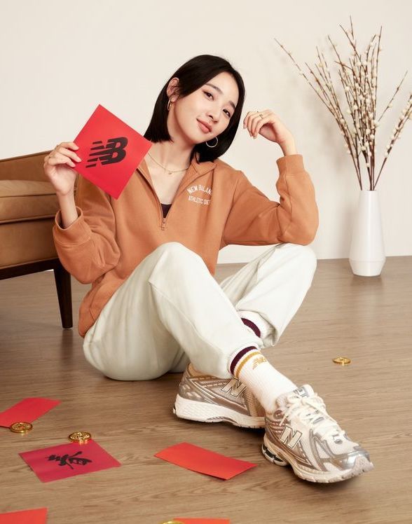 擠下NB550！2024年New Balance爆款球鞋是「1906R」韓妞細長腿都靠它！-1