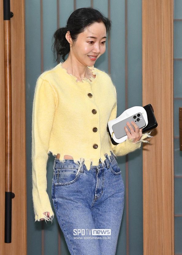 閔熙珍勝訴HYPE股價大漲！記者會穿「黃色戰袍」閃亮登台，網笑：熹妃回宮了？！-5