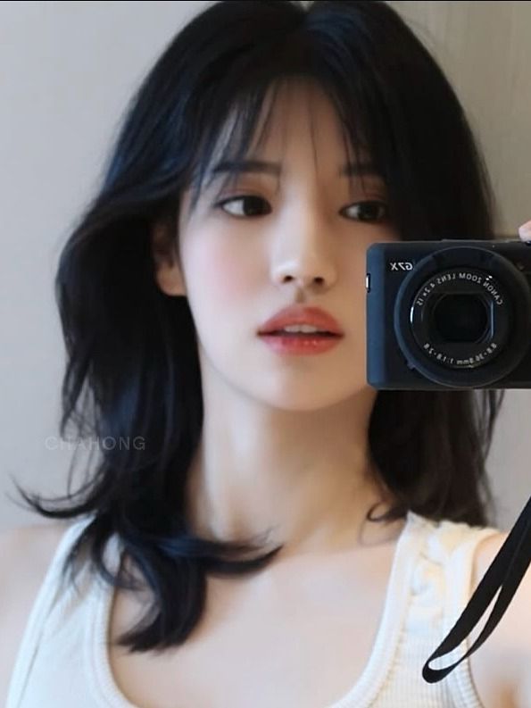 2026剪髮趨勢分析！溫柔C型層次剪、率性流蘇剪短髮、顯瘦高層次赫西剪...，風靡全球「法式瀏海」復古回歸！-4