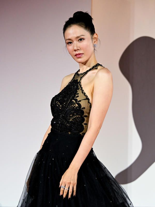 玄彬太幸福！孫藝珍威尼斯影展「天鵝頸、緊緻肌膚」完全看不出43歲！高清相機也輕鬆扛下！-4