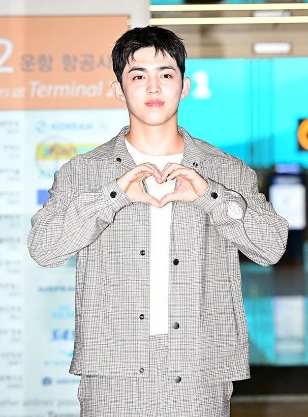 大哥也出發啦！SVT隊長S.COUPS出差米蘭！BOSS黑髮霸總再現、帥到以為在拍韓劇！-5