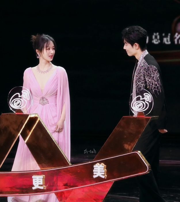 2023微博之夜完整出席&得獎名單公布！肖戰、迪麗熱巴、王鶴棣、白鹿、楊紫、檀健次、趙露思全都來了！-10