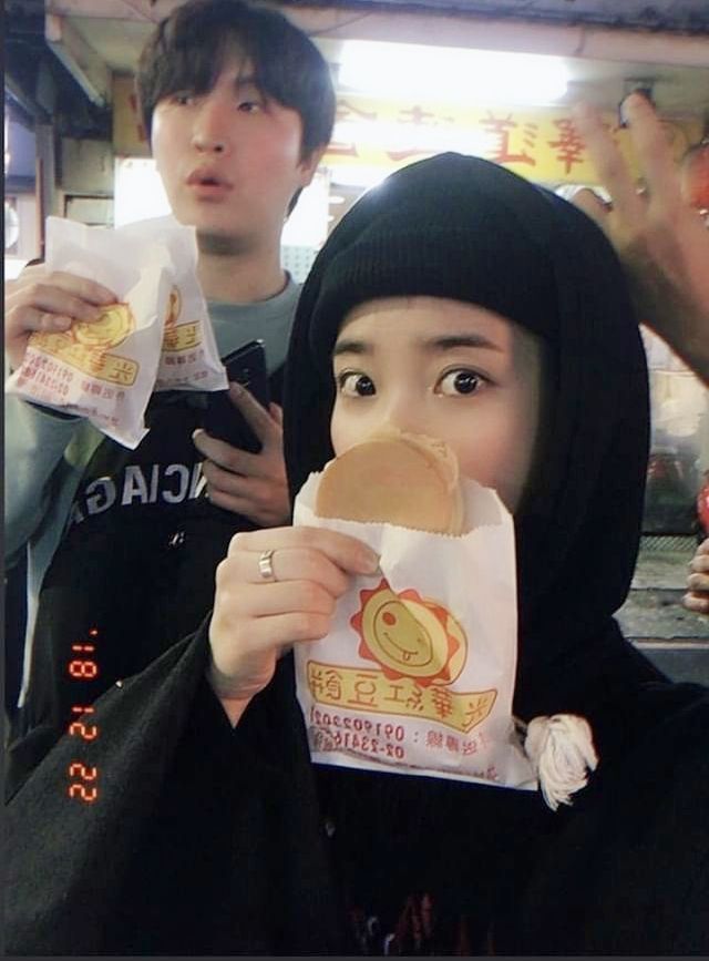 IU根本台灣美食推廣大使！車輪餅、麻辣鍋每次來台都要吃，義美小泡芙竟最愛「這口味」？-1