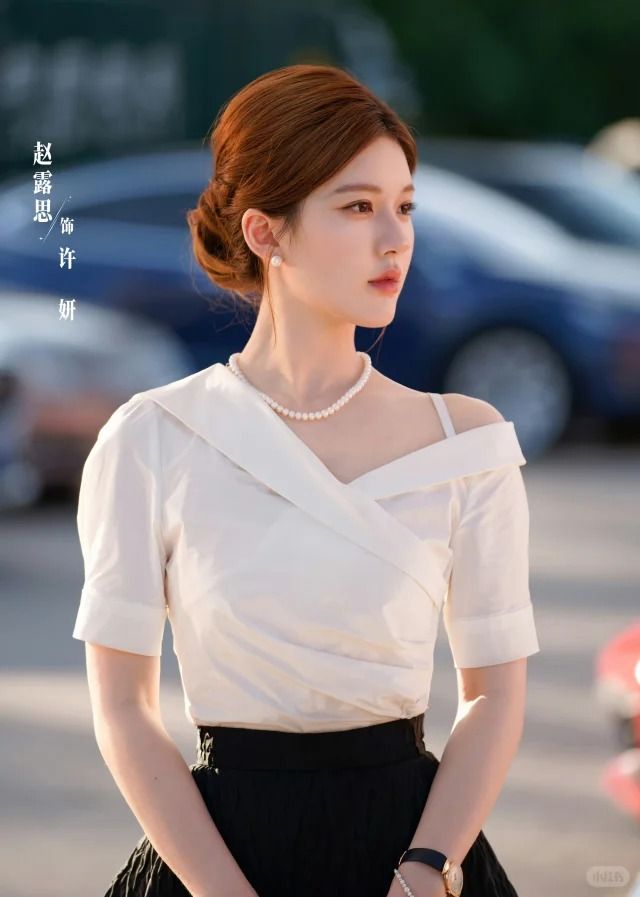 《許我耀眼》趙露思身價近5億？肉絲超狂「時尚資源清單」VERSACE、寶格麗都搶她！-18