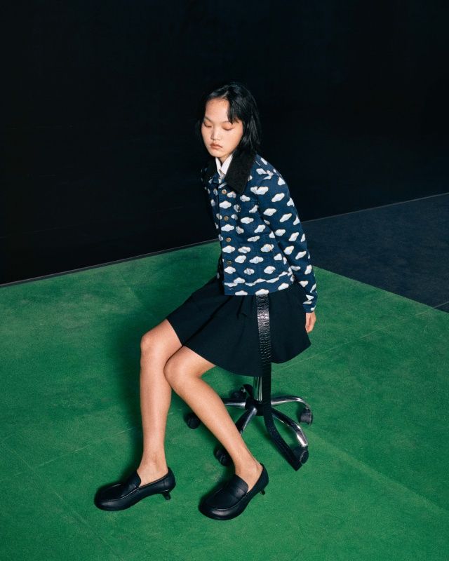 LOEWE 2025新年系列來逼人掏錢了！雲朵Puzzle包、小蛇吊飾...過年禮物從這挑！-6