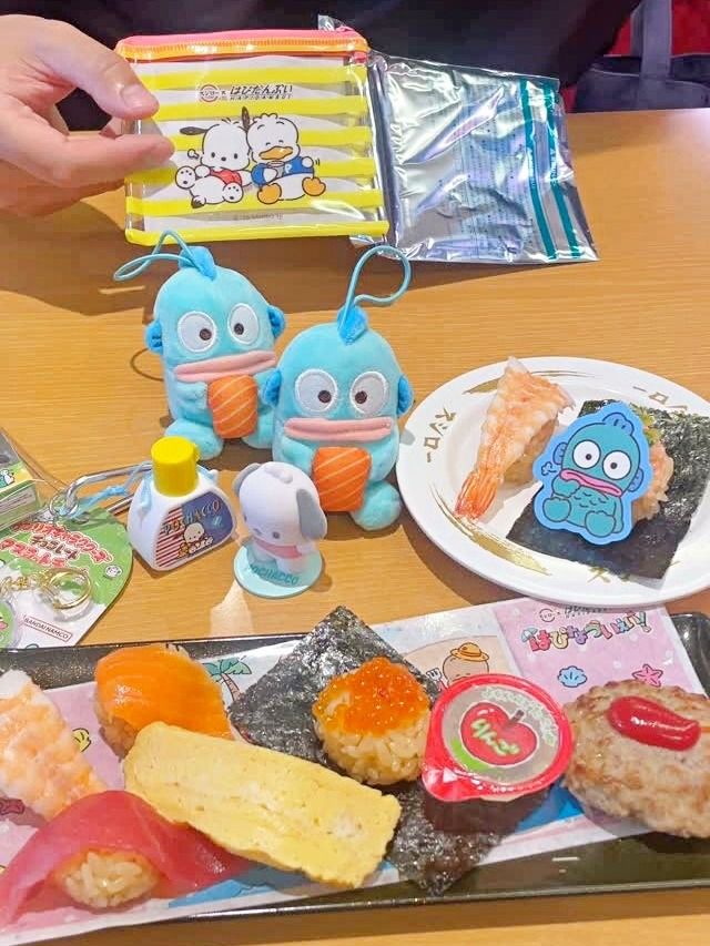 壽司郎跟三麗鷗聯名了！超可愛「鮭魚人魚漢頓玩偶」免費送、聯名壽司&甜點必點菜單看這邊！-2