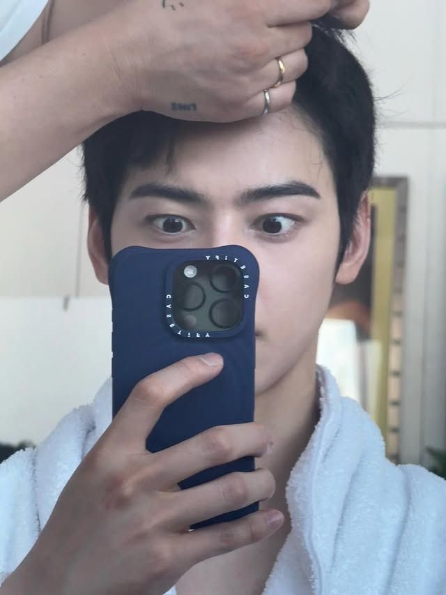 Karina、車銀優、GD都加入「水波紋手機殼戰士」行列！ CASETiFY 竟出「鏡子款」超想買！-12