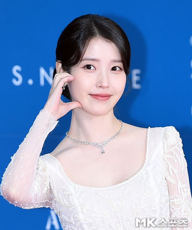 2025百想藝術大賞紅毯女神十美！IU化身古世紀千金、宋慧喬大展「喬氏鬆弛美」、盧正義被讚人間芭比，這位美到直播當機！-5
