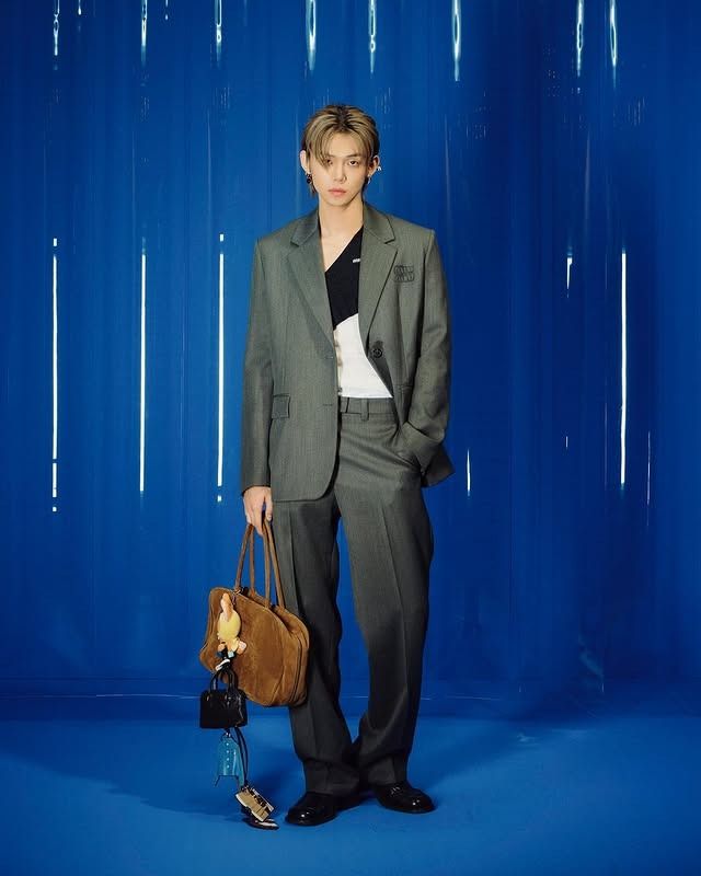 Miu Miu給TXT然竣穿了這麼性感的衣服？！原來時裝週裡面穿的是「超誘惑」斜肩背心！-3