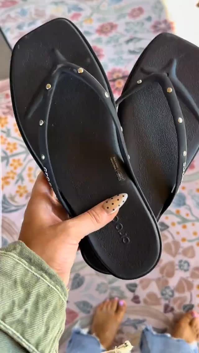 Crocs不只洞洞鞋厲害！今夏黑馬「Miami趾環拖鞋」大爆紅！上腳百搭超好看、台灣也有賣！-2