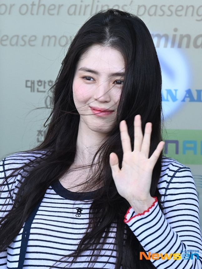 形象暴跌後品牌力挺回歸！韓韶禧全力營業中「美腿細到看不見」出發Dior早春大秀！-2