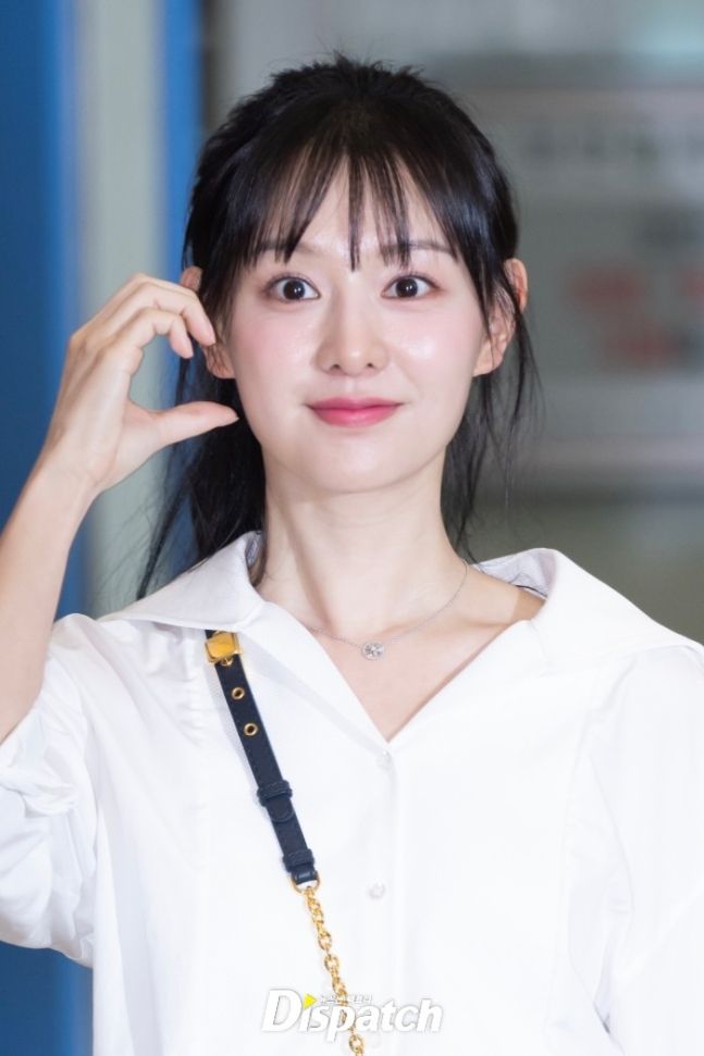 金智媛下班了！桃園機場返韓、一張圖看出「洪社長身材有多好」Dior捧在手心寵！-3