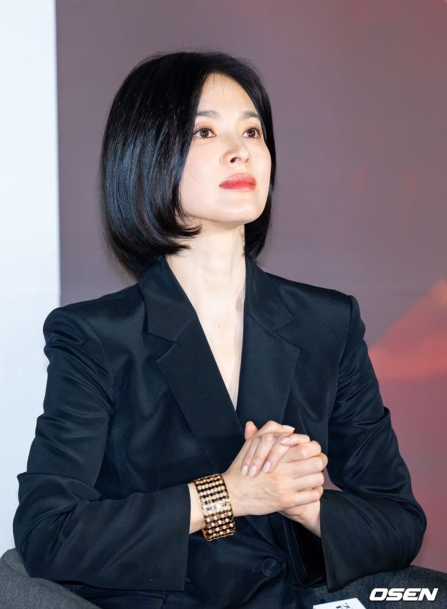 宋慧喬回歸！出席《黑修女們》發布會「驚人美貌再現」身上Chaumet手環要價三百萬？！-3