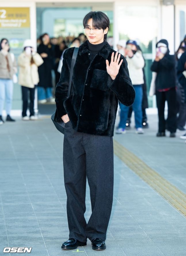 PRADA神仙小隊出發時裝週！Karina剪短髮美瘋、邊佑錫、MEOVV隊長也會出席！-6