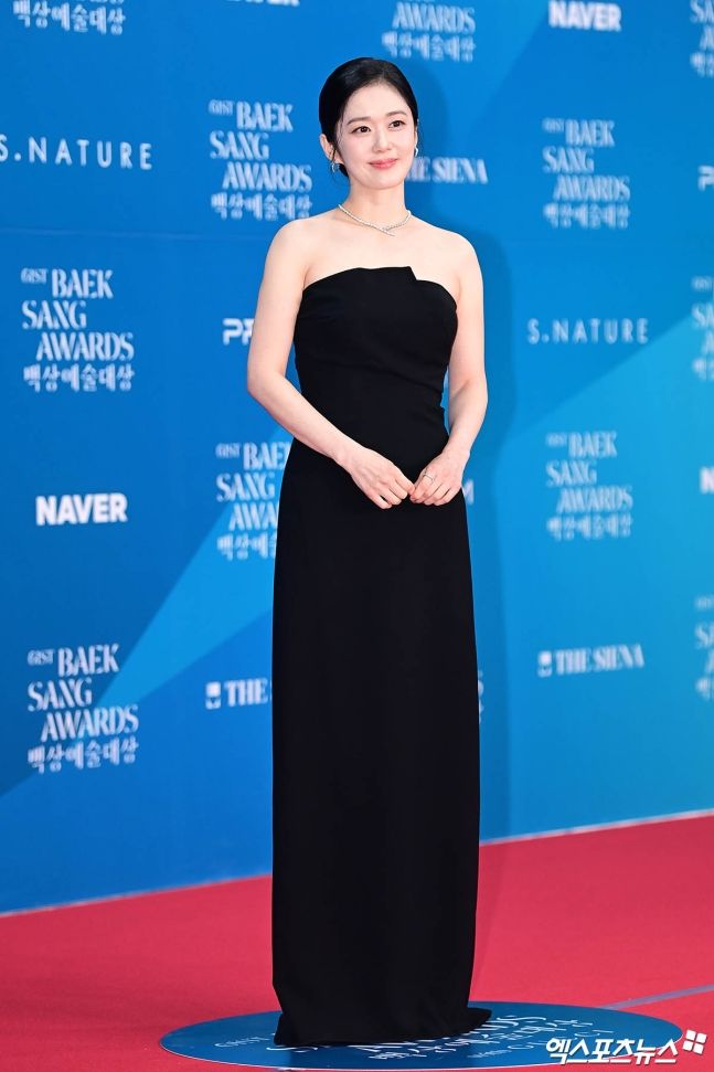 2025百想藝術大賞紅毯女神十美！IU化身古世紀千金、宋慧喬大展「喬氏鬆弛美」、盧正義被讚人間芭比，這位美到直播當機！-9