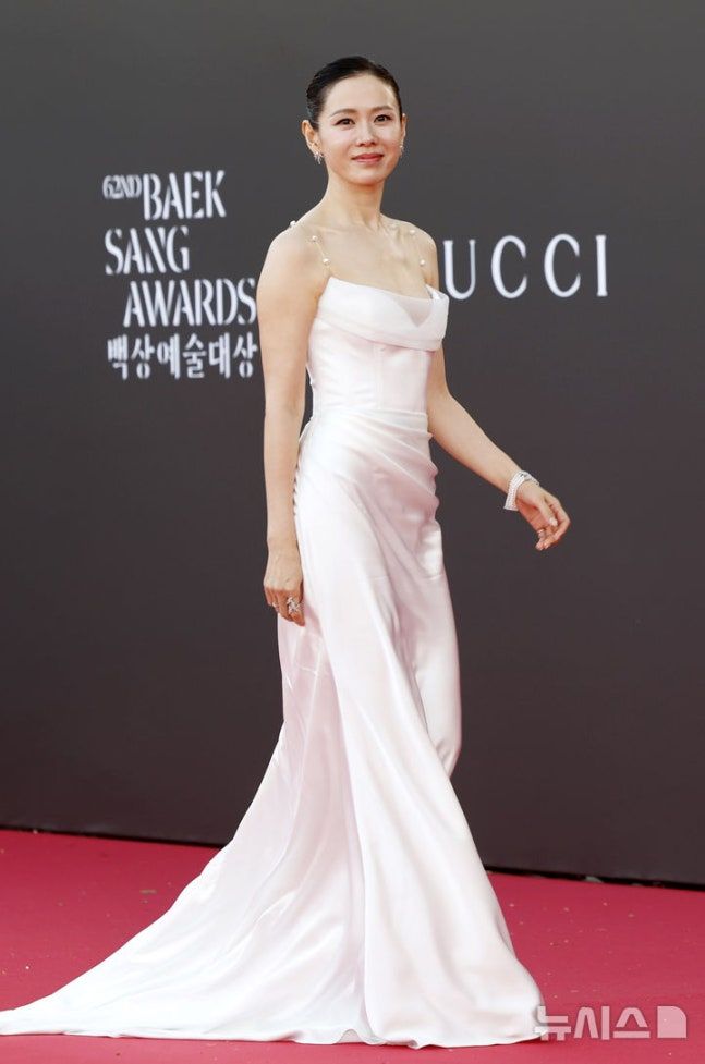 2026百想紅毯直擊！孫仙珍珠美背、文佳煐大秀長腿、潤娥簡約黑禮服氣場全開，金高銀＆朴寶英仙氣大PK！-15