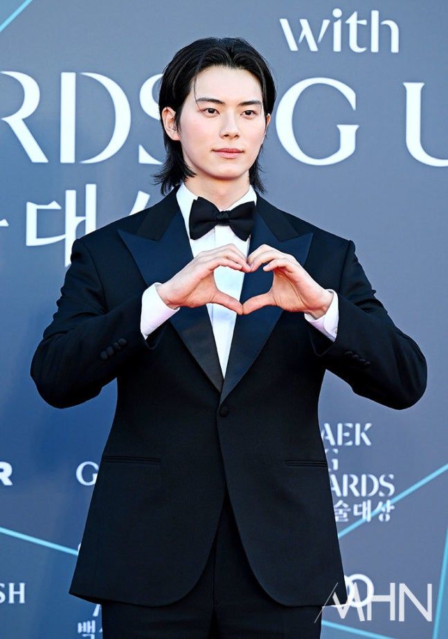 光看照片就戀愛！2026百想藝術大賞11位「紅毯男神」合集！安孝燮深V太犯規、朴珍榮根本王子降臨！-3