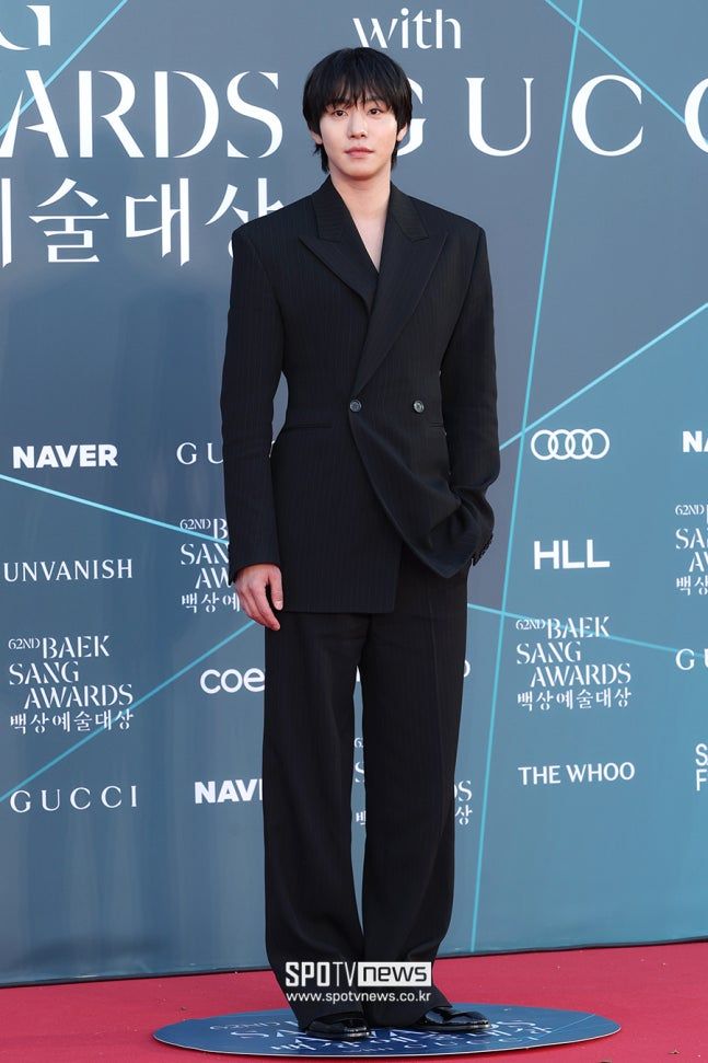 光看照片就戀愛！2026百想藝術大賞11位「紅毯男神」合集！安孝燮深V太犯規、朴珍榮根本王子降臨！-4
