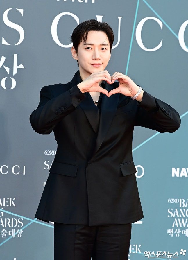 光看照片就戀愛！2026百想藝術大賞11位「紅毯男神」合集！安孝燮深V太犯規、朴珍榮根本王子降臨！-7