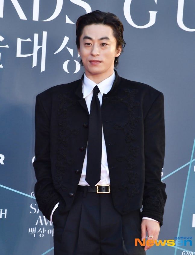 光看照片就戀愛！2026百想藝術大賞11位「紅毯男神」合集！安孝燮深V太犯規、朴珍榮根本王子降臨！-9