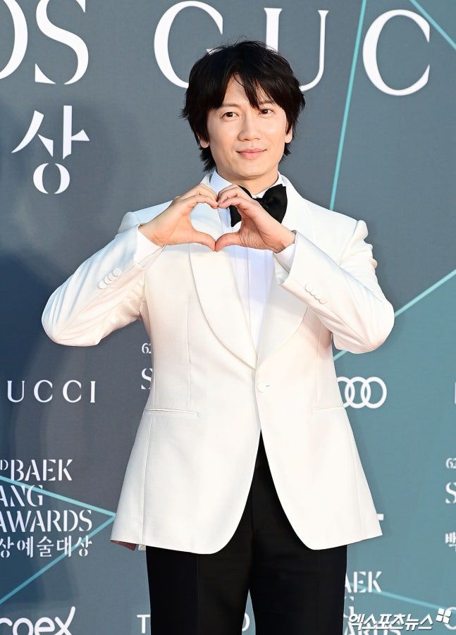 光看照片就戀愛！2026百想藝術大賞11位「紅毯男神」合集！安孝燮深V太犯規、朴珍榮根本王子降臨！-12
