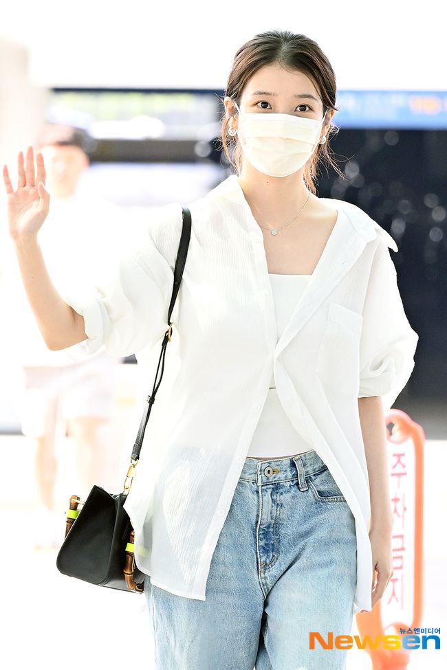 十年如一日的美貌！宋慧喬、IU機場都穿「白襯衫+牛仔褲」網嘆：氣質大過衣服！-3