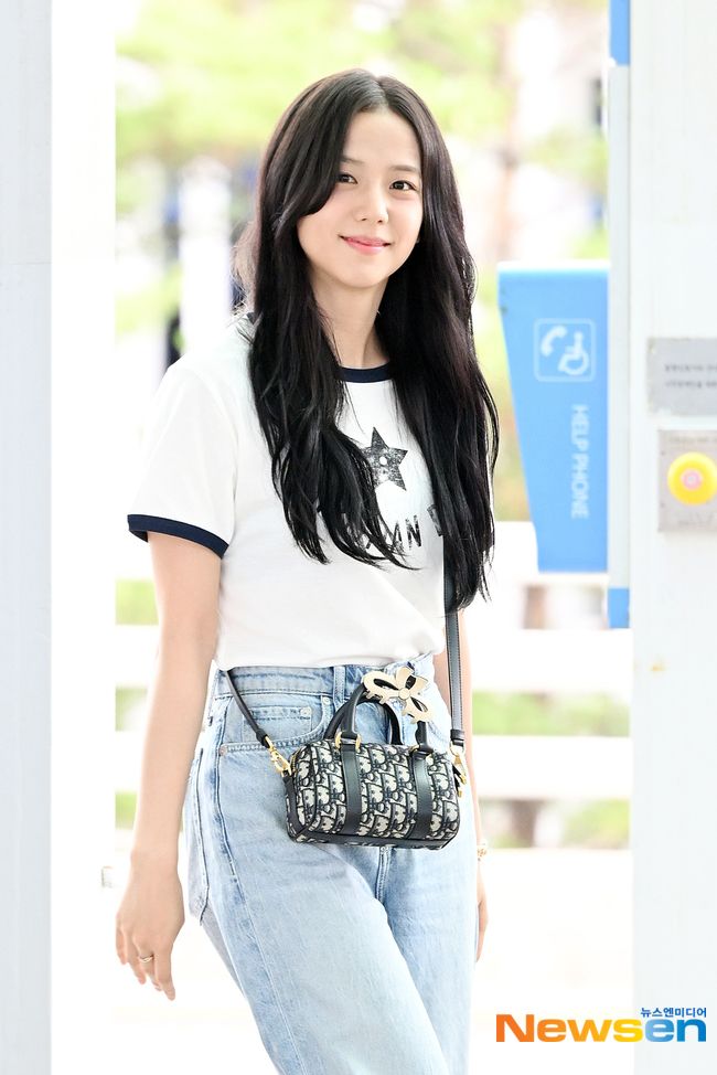 Jisoo也出差去囉！幼態臉＋完美腰臀比飛巴黎Dior大秀，網驚：根本女大生吧！-1