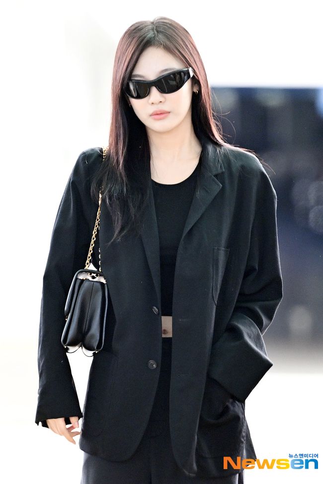 aespa來台穿這樣！Karina、Winter腿細到看不見！冬天狗狗根本是洋娃娃！-5